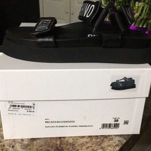 Size 8 moschino brand new never worn original price $295 only asking for $250